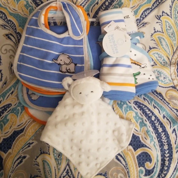 Baby onzies, bibs receiving blankets and teddy. - Picture 3 of 3